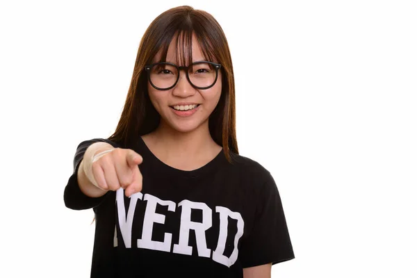 Joven feliz asiática nerd adolescente sonriendo y señalando el dedo —  Fotos de Stock