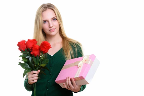Студійний знімок молодої красивої дівчини-підлітка, що тримає червоні троянди — стокове фото