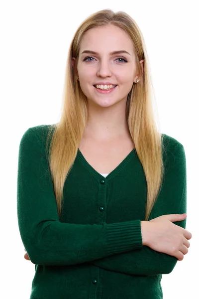Студийный снимок молодой счастливой девочки-подростка, улыбающейся со скрещенными руками — стоковое фото