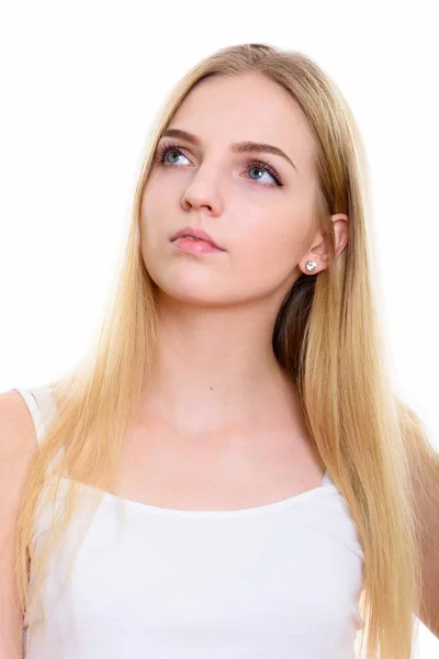 Gezicht van jong mooi tiener meisje denken terwijl het kijken omhoog — Stockfoto