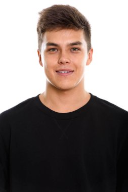 Genç yakışıklı adamın stüdyo fotoğrafı.