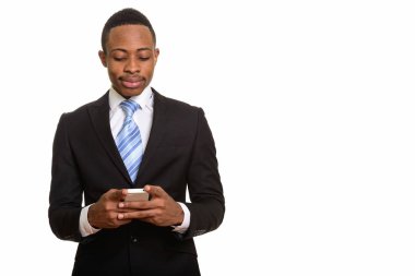 Genç yakışıklı Afrikalı işadamı cep telefonu kullanıyor. 