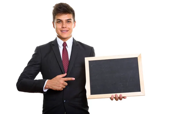 Νεαρός ευτυχής επιχειρηματίας χαμογελώντας κρατώντας κενό μαυροπίνακα σε — Φωτογραφία Αρχείου