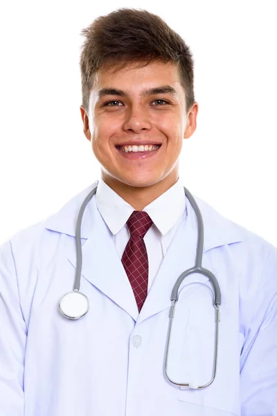 Estúdio tiro de jovem médico homem feliz sorrindo — Fotografia de Stock