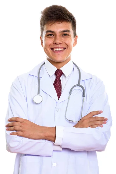 Estudio de tiro de joven feliz hombre médico sonriendo con los brazos cruzados —  Fotos de Stock