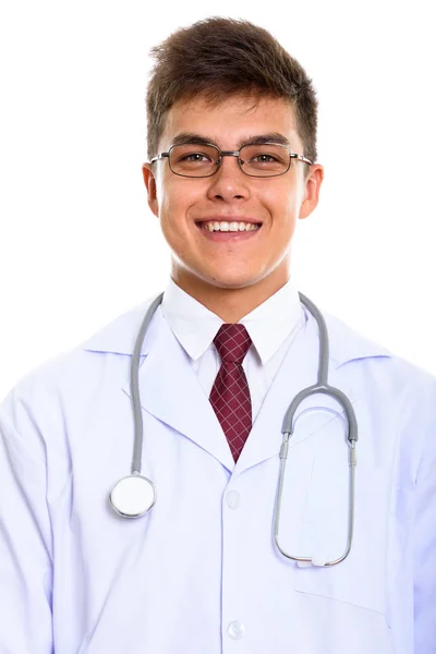 Studioaufnahme eines glücklichen jungen Mannes Arzt lächelt mit Brille — Stockfoto