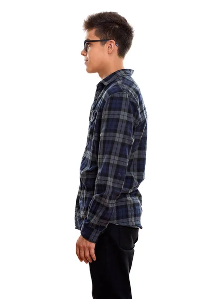 Profilansicht eines jungen gutaussehenden Mannes im Stehen — Stockfoto
