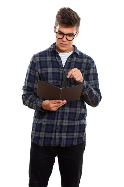 Студийный снимок молодого красивого мужчины, стоящего во время чтения книги — стоковое фото