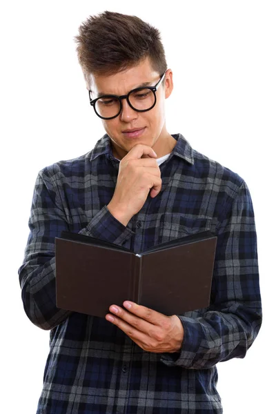 Młody, przystojny mężczyzna, czytanie książki myśląc strzał studio — Zdjęcie stockowe