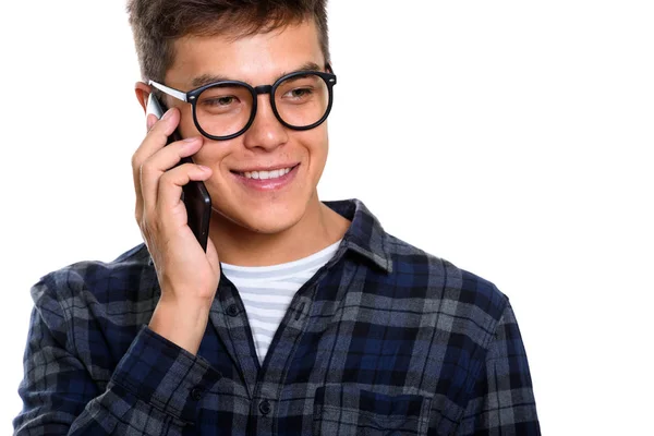 Cep telefonu konuşurken gülümseyen genç mutlu adam — Stok fotoğraf