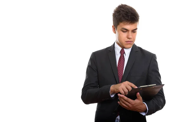 Estudio plano de joven hombre de negocios guapo leyendo en el portapapeles — Foto de Stock