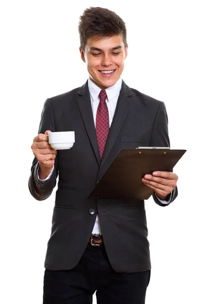 Joven hombre de negocios feliz sonriendo mientras lee en el portapapeles y h — Foto de Stock