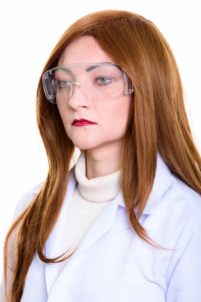 Estúdio tiro de rosto de mulher médico pensando enquanto vestindo prote — Fotografia de Stock