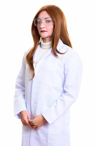 Студийный снимок женщины-врача стоя — стоковое фото