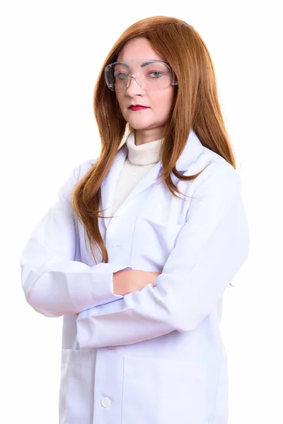 Студийный снимок женщины-врача со скрещенными руками — стоковое фото
