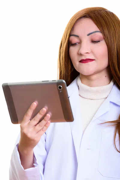 Studyjne ujęcie lekarki trzymającej tabletkę cyfrową — Zdjęcie stockowe