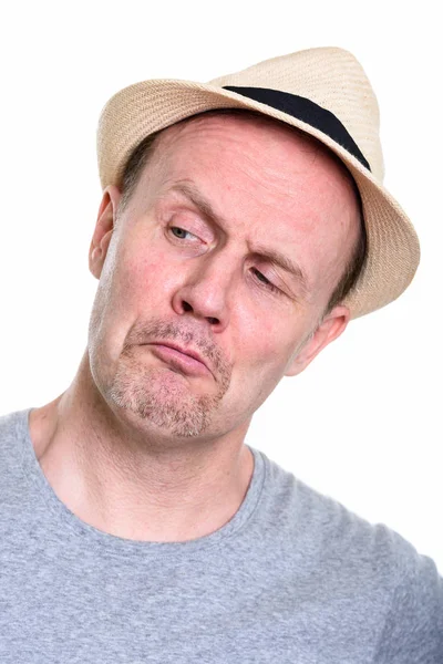 Cara de hombre maduro usando sombrero mientras mira hacia abajo y pensando —  Fotos de Stock