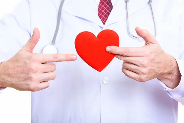 Студийный снимок взрослого мужчины-врача с красным сердцем и указанием — стоковое фото