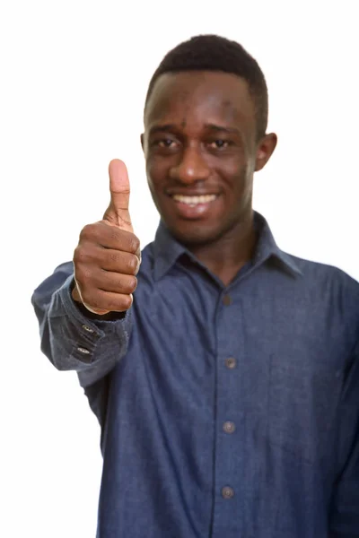 Giovane felice uomo africano sorridente e dando pollice in su con attenzione o — Foto Stock