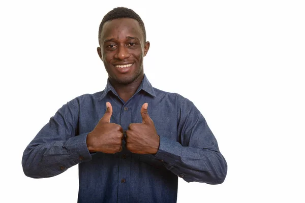 Giovane felice uomo africano sorridente dando pollici in su — Foto Stock