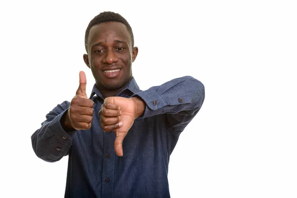 Młody, szczęśliwy Afrykanin uśmiecha się, dając kciuki w górę i w dół — Zdjęcie stockowe