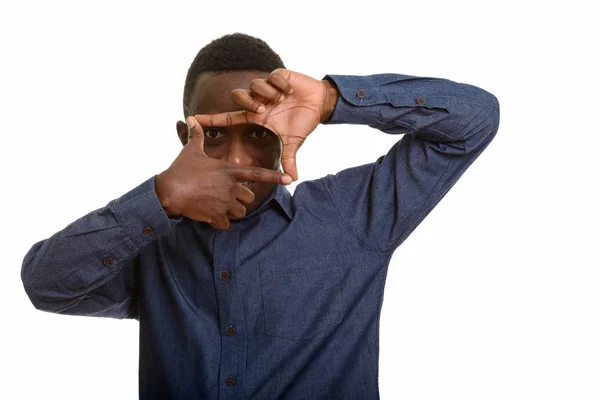 Feliz hombre africano sonriendo y enfocándose con los dedos en la cámara — Foto de Stock