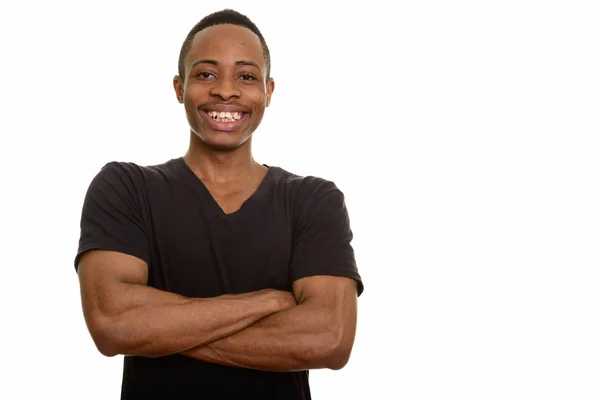 Bonito homem africano feliz sorrindo com os braços cruzados — Fotografia de Stock