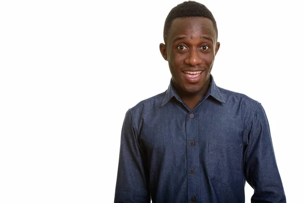 Genç mutlu Afrikalı adam gülümsüyor — Stok fotoğraf
