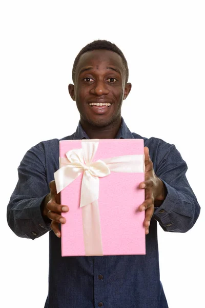 英俊快乐的非洲男人笑着送礼品盒 — 图库照片