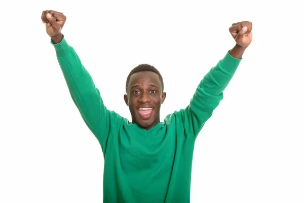 Jovem homem africano feliz sorrindo e olhando animado — Fotografia de Stock