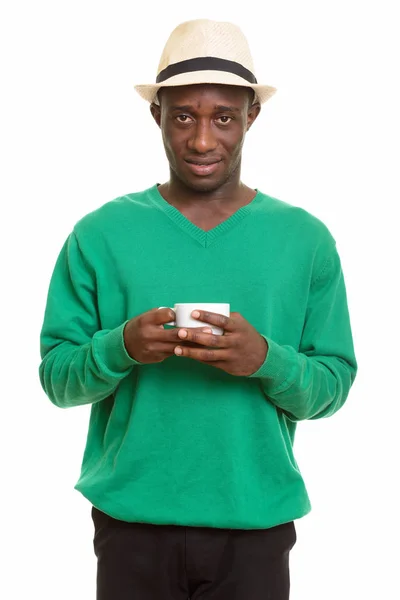 Ung glad afrikansk man ler och håller kaffekopp — Stockfoto