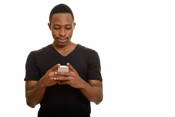 Joven hombre africano guapo usando el teléfono móvil —  Fotos de Stock