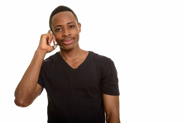 Νεαρός όμορφος Αφρικανός μιλάει στο κινητό — Φωτογραφία Αρχείου