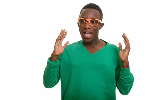 Ung afrikansk man ser glad ut — Stockfoto