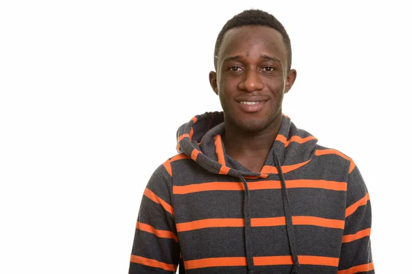 Genç mutlu Afrikalı adam gülümsüyor — Stok fotoğraf