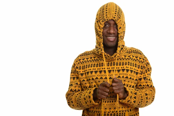 Junger glücklicher afrikanischer Mann lächelt und spielt mit Kapuzenpulli — Stockfoto