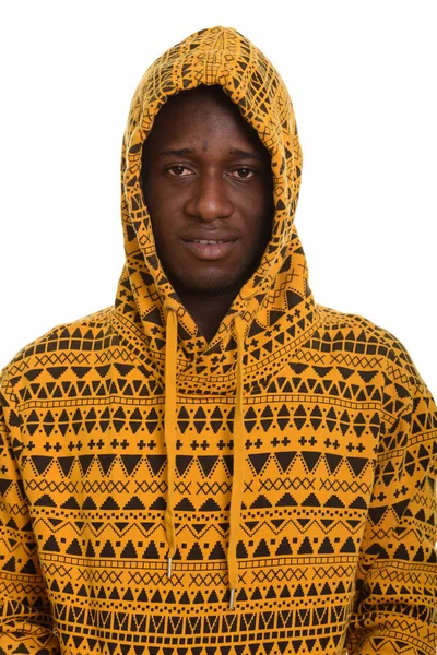 Genç mutlu Afrikalı adam gülümsüyor ve kapüşonlu giyiyor — Stok fotoğraf