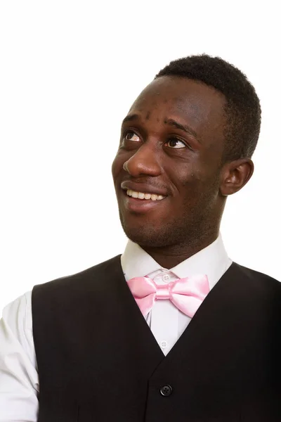 Młody, szczęśliwy afrykański kelner uśmiechnięty i myślący — Zdjęcie stockowe