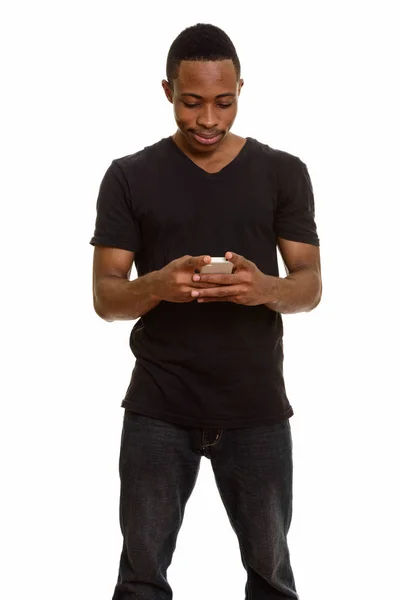 Giovane bell'uomo africano utilizzando il telefono cellulare — Foto Stock