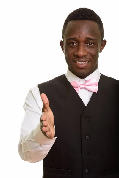 Młody szczęśliwy afrykański kelner uśmiecha się i daje uścisk dłoni — Zdjęcie stockowe