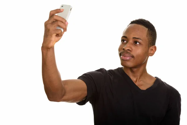 非洲年轻人拿着手机自拍 — 图库照片