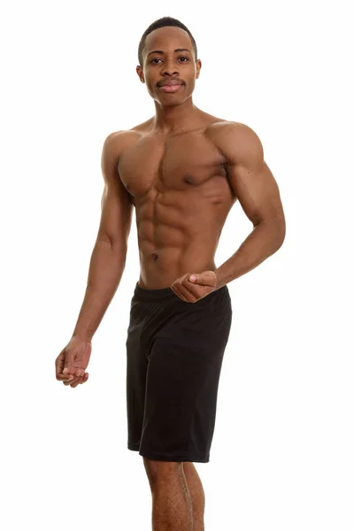 年轻英俊的非洲男子，赤身裸体，左臂弯曲 — 图库照片