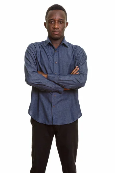 Jonge Afrikaanse man met gekruiste armen — Stockfoto