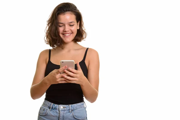 Junge glückliche kaukasische Teenager-Mädchen lächelnd und mit Handy — Stockfoto