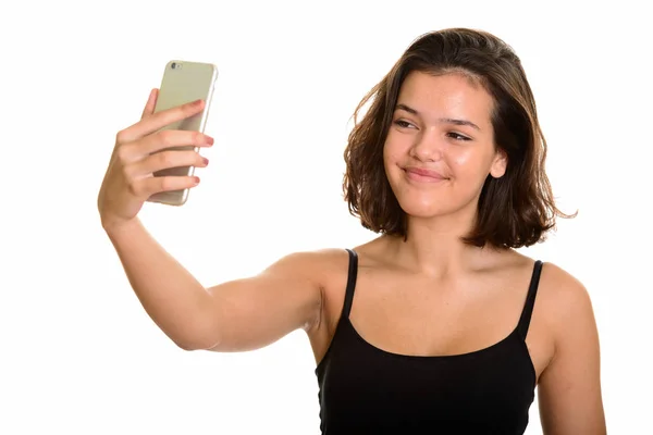 Unga vackra kaukasiska tonårsflicka tar selfie med mobil — Stockfoto