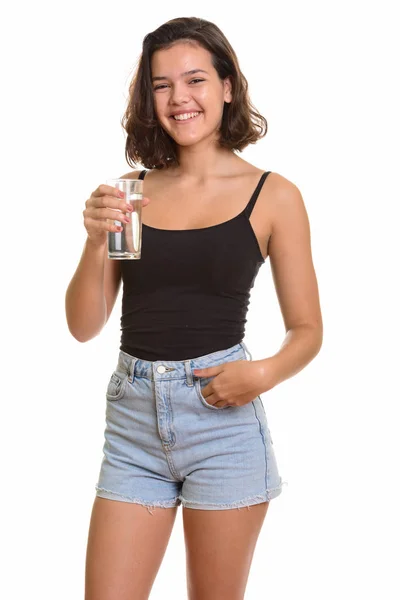 Ευτυχισμένος Καυκάσιος εφηβική κοπέλα χαμογελώντας και κρατώντας το ποτήρι — Φωτογραφία Αρχείου