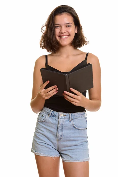 Młody szczęśliwy biały nastolatek dziewczyna uśmiecha się a trzymając książki — Zdjęcie stockowe