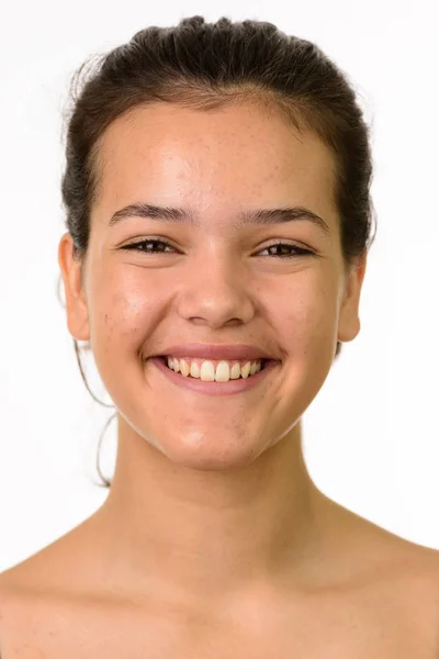 Cara de joven feliz Caucásico adolescente sonriendo con corbata de pelo — Foto de Stock