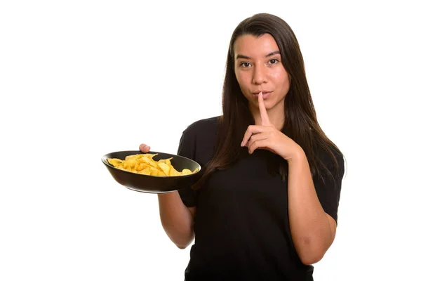 Jonge mooie Kaukasische vrouw houden kom van aardappel chips wit — Stockfoto