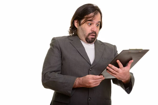 Gordo caucásico hombre de negocios buscando sorprendido mientras que la lectura en clipb — Foto de Stock